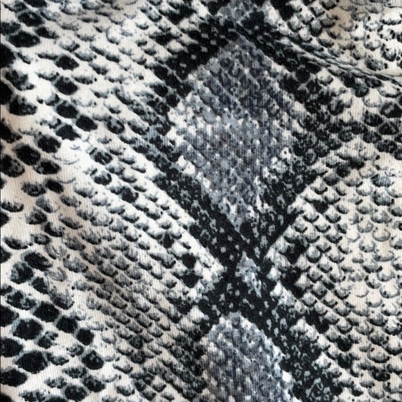 Cropped snakeskin pattern - Picture 2 of 6